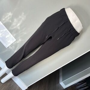 Lululemon Women’s Black Jogger Pants. Size 6
